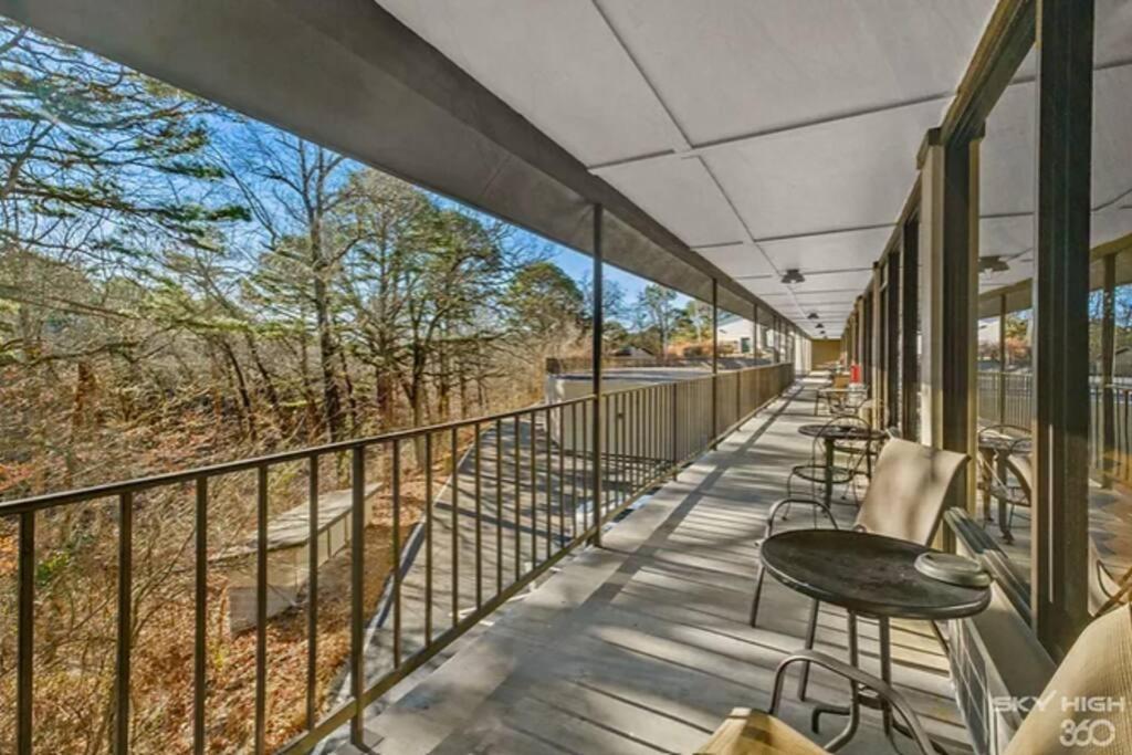 Stonegate Lodge 2 Queen Beds Wifi Roku Tv Salt Water Pool Room #106 Eureka Springs Exterior photo